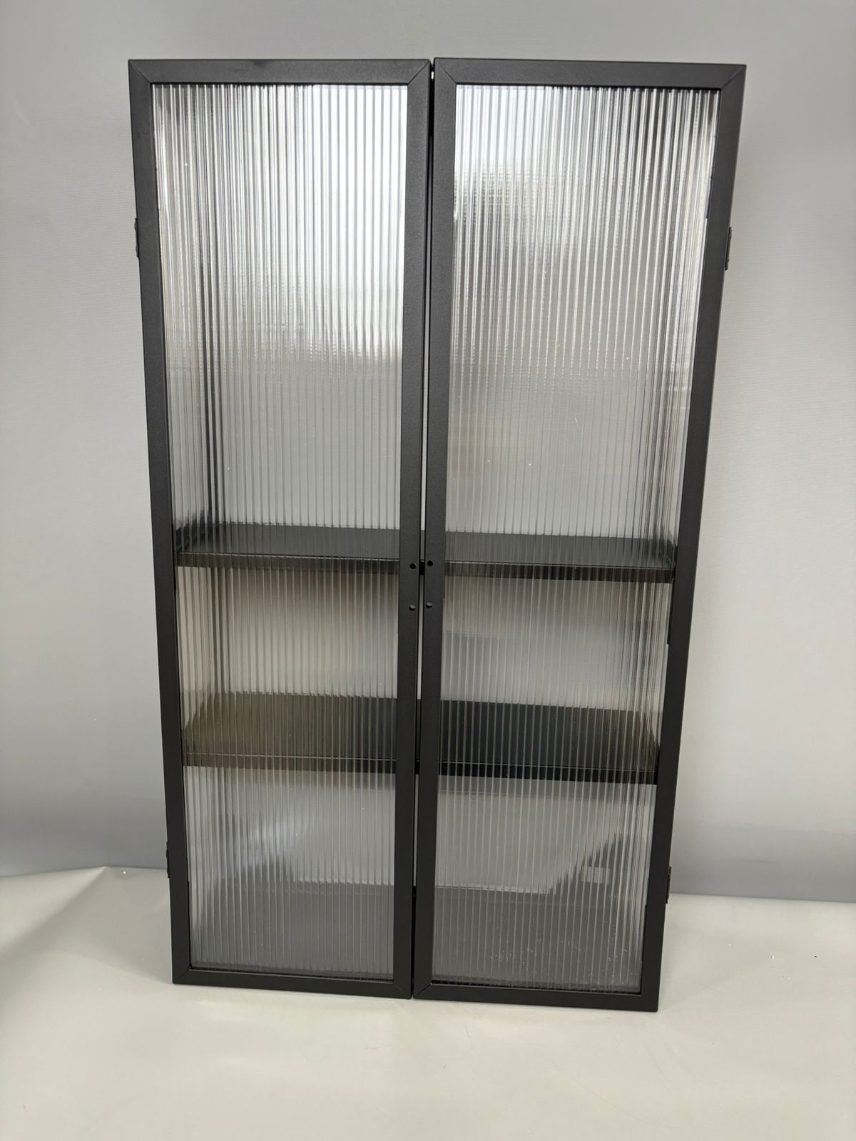 Gabinete metálico con puertas acrilicas