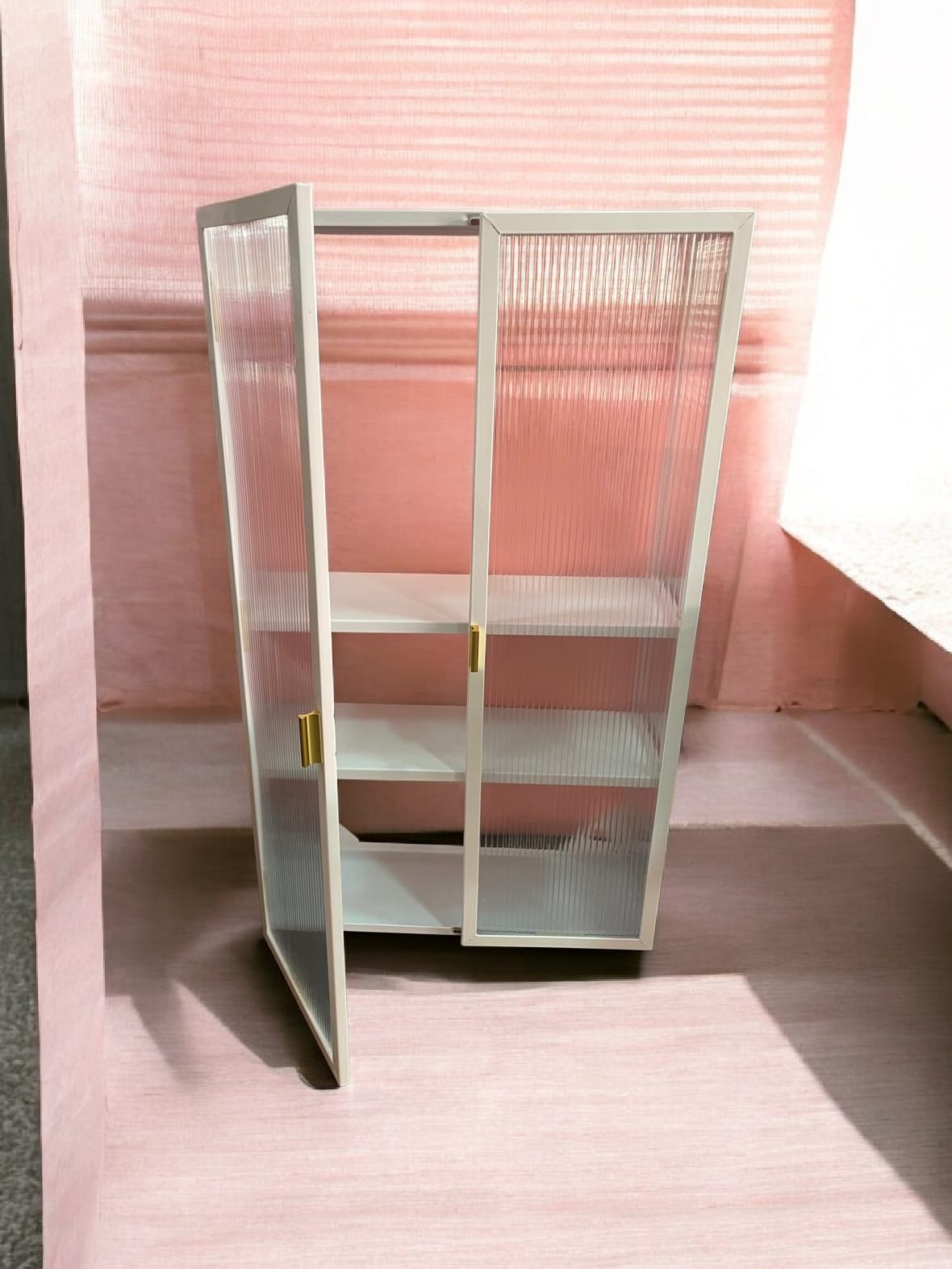 Gabinete metálico con puertas acrilicas